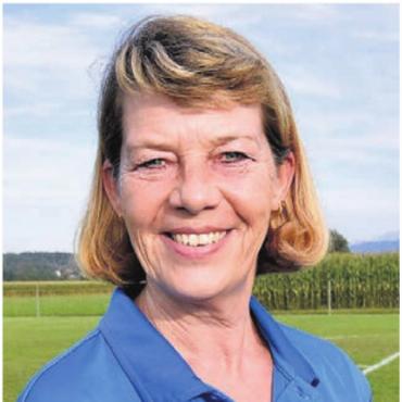 Das Herz des FC Merenschwand - Brigitte Baur im Tenue des FC Merenschwand. Als Präsidentin trägt sie Blau. Für die Teams hält sie an Orange fest.