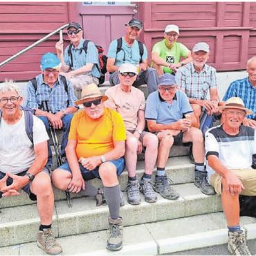 Auf zu den Eggbergen - Die Männer wurden auf der Turnfahrt nicht enttäuscht: traumhafte Landschaft, ein imposantes Panorama und ein Sprung ins kühle Nass. Bild: zg