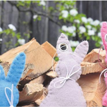 Von Blaumeisen und Filzhasen - Die Tradition bewahren – wie beispielsweise die vom Osterhasen versteckten Osternestli: An Ostern werden bei vielen Familien die Tische mit Filzhasen geschmückt.