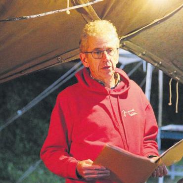 Grund zum Feiern - Diakon Hans-Peter Stierli ist nicht nur der Lagervater, sondern er weiss auch ganz viel aus vergangener Zeit zu berichten.