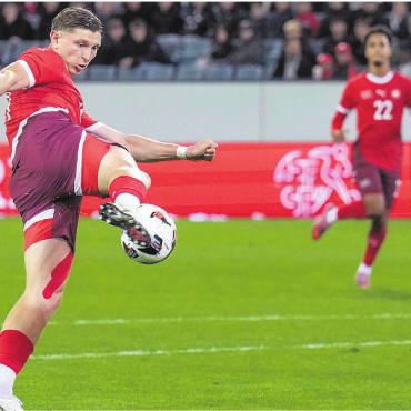 Familie als Glücksbote - U21-Nationalspieler Alessandro Vogt ist glücklich über die Wertschätzung, die er in seiner Freiämter Heimat erhält. Bilder: Freshfocus/awa/zg/spr