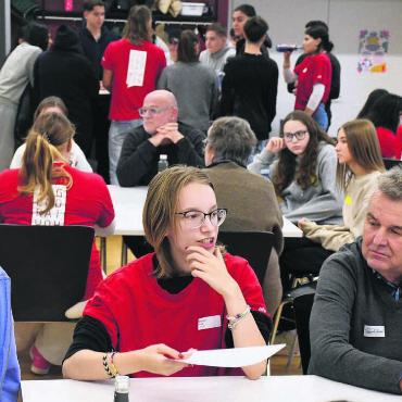 «Spüren, dass Meinung zählt» - An der letztjährigen Jugendsession wurden angeregt die Probleme und Anliegen der Jugendlichen diskutiert. Bilder: Archiv/pd