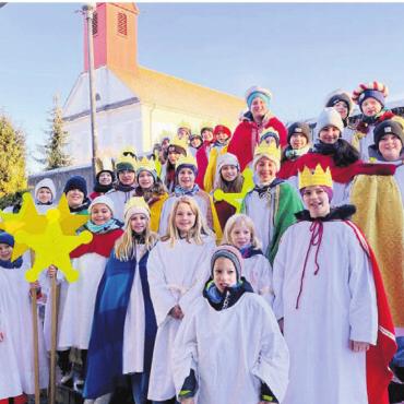 Wie Kinder Kindern helfen - Gruppenbild der Waltenschwiler Sternsinger. Bild: zg