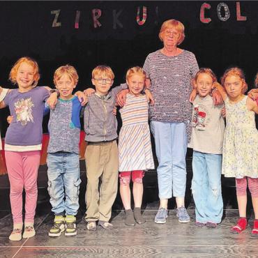 Hilfe unter Generationen - Ob bei Mathe oder auf dem Theater-Parkett: Marianne Kistler hilft «ihren» Schulkindern, wo sie gebraucht wird. Bild: Gianna Schläpfer