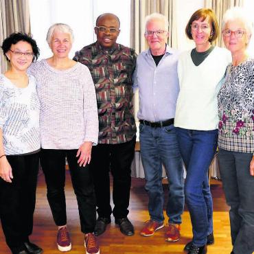 Gelungener Auftakt - Gelungener erster Seniorennachmittag, die Verantwortlichen sind zufrieden (v. l.): Susanti Husin, Susanne Ganarin, Pfarrer Ignatius Okoli, Lothar Erbel, Ursula und Christine Hausherr. Bild: Stefan Treier