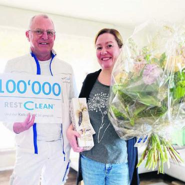 Meilenstein der Firmengeschichte - Ein Blumenstrauss für Nicole Ulmer aus Bünzen zur 100 000. sanierten Toilette.