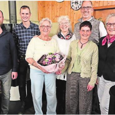Start ins Jubiläumsjahr - Der Vorstand (von links): Philipp Scherer (Chorleiter), Claudio Gabriel (Präses), die Jubilarin Lisebeth Huber (Präsidentin), Maya Leuthold (Noten), Christoph Peter (Werbung und Sponsoring), Sabina Gasser (Kasse) und Janique Allemann (Aktuarin). Bild: zg