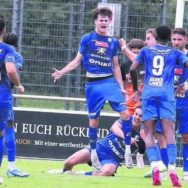 Es sieht vielversprechend aus - Das vielversprechende Talent Noah Jappert (Mitte, beim Jubelsprung) bleibt beim FC Wohlen. Bild: spr/Archiv