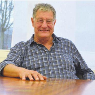 Der Mann für alle Fälle - Am denkwürdigen Tisch im Gemeinderatszimmer hat Pius Wiss viele Jahre lang mitdiskutiert. Bild: Annemarie Keusch