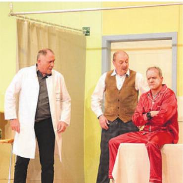 Tote leben länger - Guido Späck (Markus Beeler, links) und Ludwig Heller (Markus Humbel) haben viel Stress mit Leo Kemp (Michi Hess, rechts).