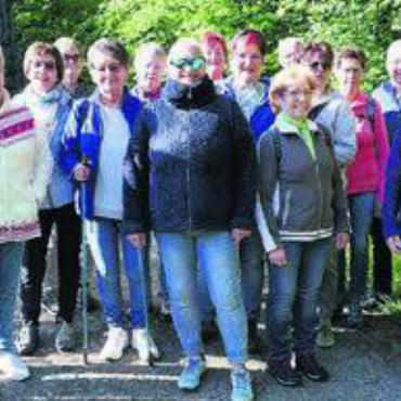 Gesellige Stunden - Die Wandergruppe geniesst die frühen Morgenstunden im Walo. Bild: zg