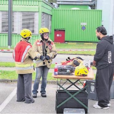 Gemeinsam gegen Gewalt - Gut geschützt wagen sich auch Mädchen auf den Platz mit den Schrottautos. Erst etwas zaghaft mit Spraydosen, dann mutiger und mit härterem Geschütz.