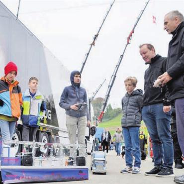Indy-Truck auf der Poleposition - Trucker-Erlebnis in Klein: mit ferngesteuerten Modellen übers Ausstellungsgelände.