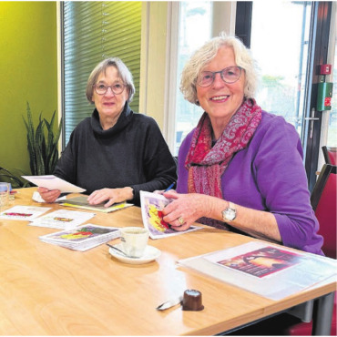 «Brocki»-Engel verbreiten Freude - Lea Bruder vom Bifang (links) nimmt mit Freude die Vergabung entgegen. Christine Freudenthaler (Vizepräsidentin) und Marianne Tannheimer (Präsidentin, rechts) vom Verein Brockenstube übergeben die Gutscheine. Bild: Stefan Sprenger