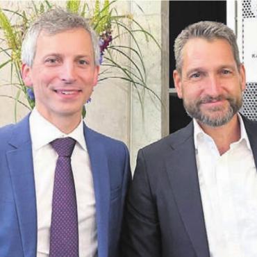 Ein Schatz in den Köpfen - Rektor und Festredner: Matthias Angst mit dem ehemaligen Kanti-Schüler Dr. Georg Schäppi (rechts), heute CEO vom Kinderspital Zürich. Bild: wam