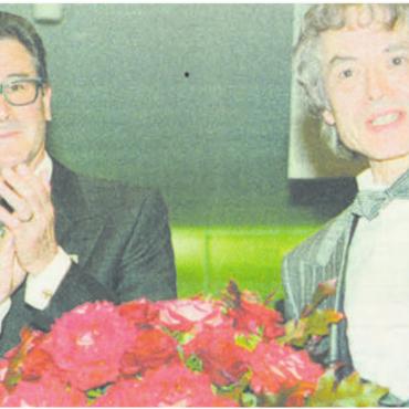 Aargauischer Literaturpreis geht nach Althäusern - Ehre für den Freiämter Schriftsteller und Publizist Ernst Halter (rechts). Aus den Händen von Jurymitglied Walter Bolleter konnte er den Aargauer Literaturpreis in Empfang nehmen. Bild: Archiv