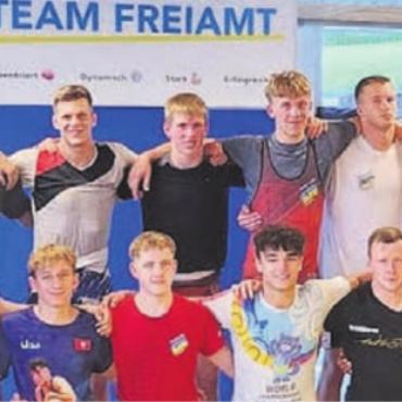 Fussballbesuch und Verletzungspech - Der FC Muri mit der Ringerstaffel Freiamt beim gemeinsamen Training. Bild: zg