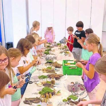 Bremgarten ehrt seine Vereine - «Sommergirlanden aus Alublech und Schwemmholz», durchgeführt im Verein für Jugend und Freizeit in Wohlen. Bild: Katharina Meier