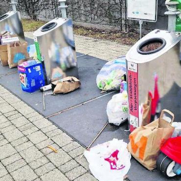 «Untätige Haltung» - Die Anfrage unterstreicht Manfred Breitschmid mit einem Bilderbogen der Altglas-Sammelstellen. Bild: zg
