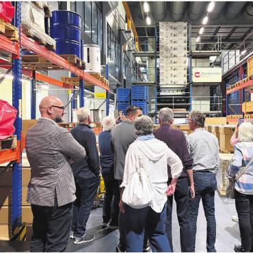 Im grössten Druckzentrum - In Kleinstgruppen wurde den Teilnehmenden die Funktionsweise der mehrstöckigen Druckmaschine erklärt, während diese im Hintergrund ihre Arbeit verrichtete und der «Tages Anzeiger» in atemberaubender Geschwindigkeit gedruckt wurde.