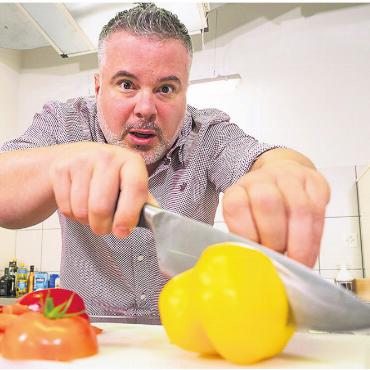 Kulinarische Lesung - Peter Denlo liest nicht nur aus seinem ersten Kriminalroman, sondern wird daneben auch live kochen. Bild: zg