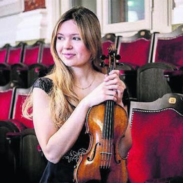 Junge, aufstrebende Geigerin - Mit Anna Naomi Schultsz kommt eine junge Basler Geigerin nach Muri. Bild: zg