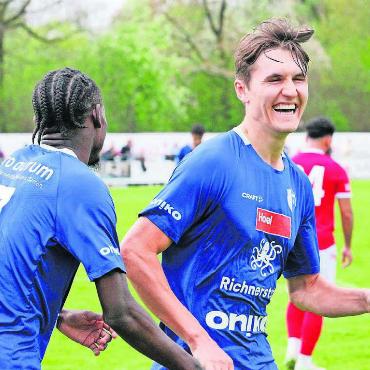 Es geht ja doch - Endlich wieder Grund zur Freude. Javi Gabathuler (rechts) und Nathan Tayey feiern den Wohler Führungstreffer. Bild: Josip Lasic
