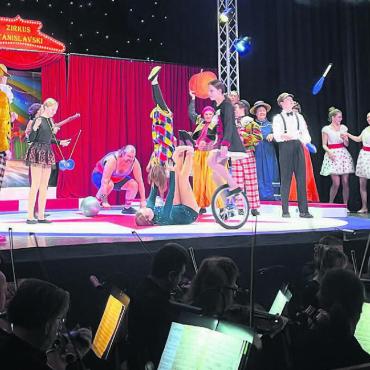 «Für uns auch eine Inspiration» - Auf der Casinobühne ist während der «Zirkusprinzessin» zuweilen so einiges los. Mittendrin auch die jungen Artisten des Zirkus Arabas – mit Einrad, Diabolo, Hebefiguren und Jonglagen. Bilder: zg/Archiv