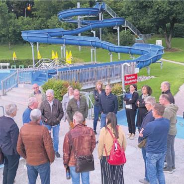 Ein Veloweg im Zickzack wird wohl kaum genutzt - Die Mitte Muri zu Gast in der Badi. Bild: zg