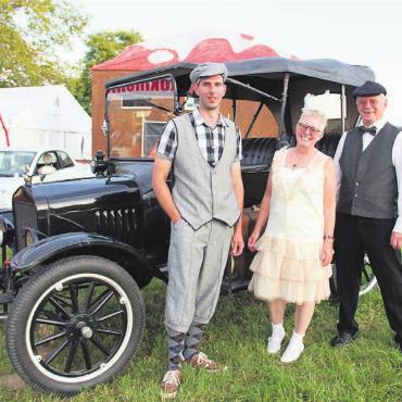 «Es ist einfach nur schön» - Roger Huber, Doris und Beni Gasser (v. l.), passend gekleidet zum Ford Model T, 1918.
