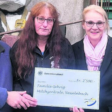 Schnelle Hilfe gefragt - Das Inhaberpaar Reto und Silvia Gehrig erhält vom Lions Club Bremgarten Reusstal, vertreten durch Brigitte Veil und Denise de Brito-Wittmann, einen Scheck über 2500 Franken. Bild: zg
