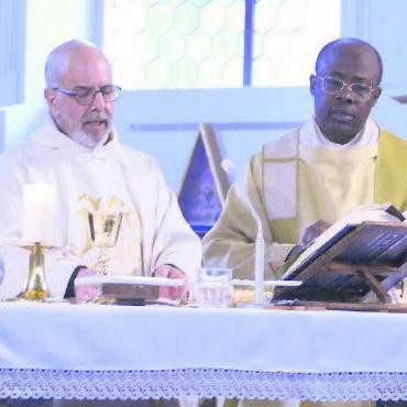 Harmonische Festgemeinschaft - Don Luigi Talarico und Pfarrer Ignatius Okoli gestalteten die kleine Ersatz-Prozession.
