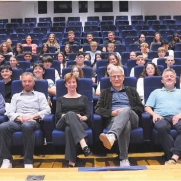 Ein etwas anderes Podium - Die Akteure auf der Bühne in der vordersten Reihe, von links: Sylvia Rodel (Schulleitung), Marcelo Duarte (Gemeindekanzlei), die sechs Kandidatinnen und Kandidaten Regula Marthaler, Hans-Peter Budmiger, Marlies Laubacher, Daniel Räber, Jörg Weiss und Herbert Meier sowie die Moderatoren Martin Schneider und Sibylle Merz. Dahinter die Jugendlichen, die viele spannende Fragen stellten. Bild: Annemarie Keusch