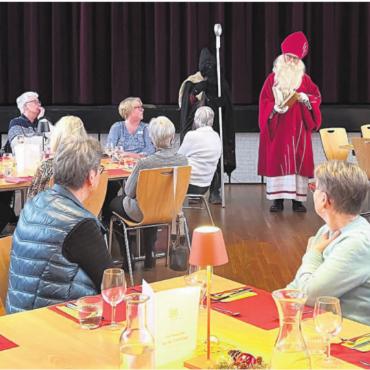 Arbeit sichtbar machen - Auch der Samichlaus kam zu Besuch. «Im Buch hat es nicht genügend Platz, um all das Positive aufzuschreiben», erklärte er. Bilder: Walter Minder