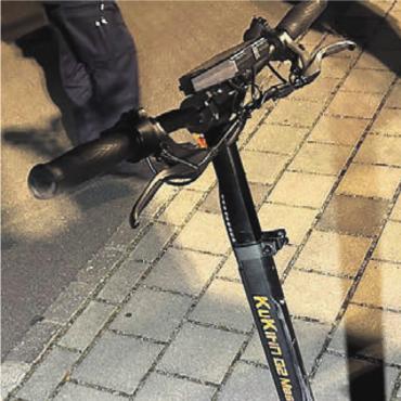 Mit schweren Verletzungen ins Spital - Mit diesem E-Scooter waren die beiden Männer unterwegs, als sie mit einem geparkten Auto kollidierten. Bild: pz