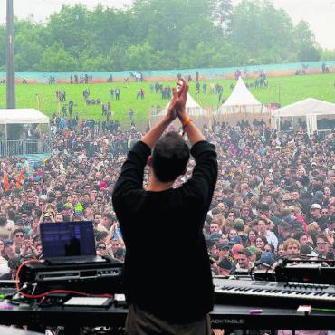 Gute Stimmung trotz Regen - Der deutsche Musikproduzent Ben Böhmer heizte den Hive-Air-Besuchenden mit seiner Musik ein. Bild: Stefan Hotz