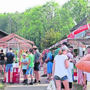Vom Dorf getragen - Beim Flanieren über den Markt konnte manche regionale Köstlichkeit erworben oder auch mal einfach probiert werden.