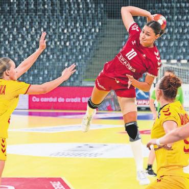 Überraschend überragend - Eine Klasse für sich: Rückraumspielerin Daphne Gautschi ist in Topform. Bilder: zg