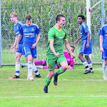 «Ein gewaltiger Verlust» - Daniil Kaban (in Grün) hat so manche Abwehr in der 2. Liga mit seinen Toren zum Verzweifeln gebracht (wie hier den FC Sarmenstorf). Er wechselt zu Red Star Zürich. Bild: jl