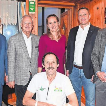 Sogar der Bundesrat gratulierte - Erfolgreiche Wiederwahl und eine Überraschungsfrau, stehend (v. l.): Mario Gratwohl, René Bodmer, Stefanie Köpfli, Roland Vogt, Christoph Hagenbuch. Sitzend: Walter Stierli. Bilder: Daniel Marti