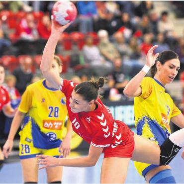 Freiämter Trio darf jubeln - Daphne Gautschi tankt sich durch gegen Bosnien-Herzegowina. Die Murianerin wird am Ende gar zur besten Spielerin gekürt. 
Bild: Alexander Wagner