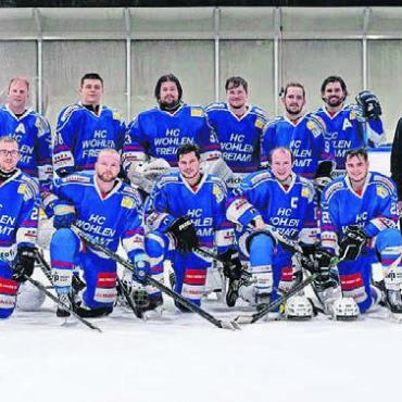 Immerhin noch Rang 4 geholt - Die Mannschaft des HC Wohlen Freiamt nach dem letzten Spiel beim EHC Binningen. Bild: zg