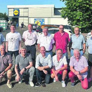 Aufstiegshelden treffen sich beim «Lidl» - Die Aufstiegshelden von 1985 trafen sich 2025 an selber Stelle. Hinten, von links: Franco Saxer (Vorstand), Georges Saxer, Roger Geissmann, Wilfried Geissmann, Fritz Hoppler, Albert Saxer, Meinrad Lörtscher. Vorne: Marco Saxer, Roland Saxer, Iwan Lörtscher, Bruno Hochstrasser, Marcel Widmer. Bild: Stefan Sprenger