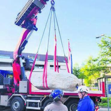 Besucher aus der Eiszeit - Per Schwertransporter ging es an den jetzigen Standort auf dem Dorfplatz.