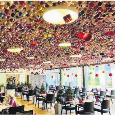 Jedes Jahr mehr Kugeln - Die Weihnachtsdekoration im öffentlichen Restaurant des Güpf ist weitherum bekannt und lockt viele Gäste vom nah und fern an. Bild: zg
