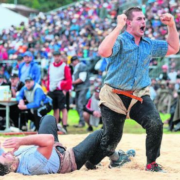 Freude und Trauer - Ein gigantisches Comeback feiert Andreas Döbeli nach einem Jahr Verletzungspause. Am Unspunnen schafft es der Sarmenstorfer auf Rang 6e. Hier jubelt er über den Sieg gegen den dreifachen Eidgenossen Müllestein. Bilder: awa (4), spr (1), jl (1), Freshfocus (1), zg (1)
