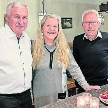 Gericht verliert 57 Jahre Erfahrung - Mit einem Apéro gab es zum Abschied ein grosses Dankeschön (v. l.): Edi Brunner, Evelyne Kellenberger und Bruno Sekinger. Bild: wam