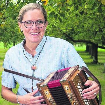 Hilfe anbieten ist willkommen - Die Lebensfreude verbindet sie: Edith Sidler beim Musizieren ...