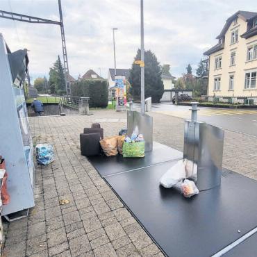 Jetzt wird gehandelt - Auch gestern Montag stand an der Sammelstelle im Farnbühl einiges herum, was nicht hierher gehört. Bild: Chregi Hansen