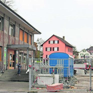 Zweckbau nicht mehr zeitgemäss - Der Zweckbau Halde (links) war über 30 Jahre lang in Betrieb – viel länger als bei der Realisation angedacht: Deshalb kann der Pavillon nun nicht mehr als Vergleich für die jetzige Schulraumerweiterung herangezogen werden. Rechts die Baustelle des Bez-Schulhauses. Bild: Monica Rast